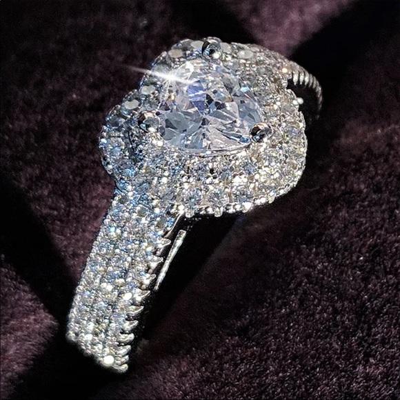 New Women’s Luxury Heart Diamond Ring - Picture 3 of 5